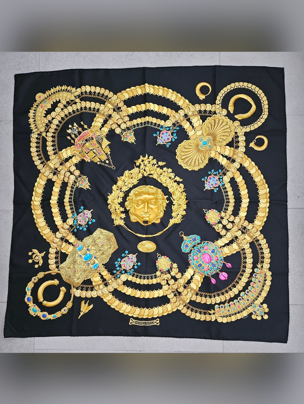 🇨🇵HERMES "Kosmima" Black & Gold Medallion Silk Scarf 90X90cm(approx) authentic - Picture 1 of 12
